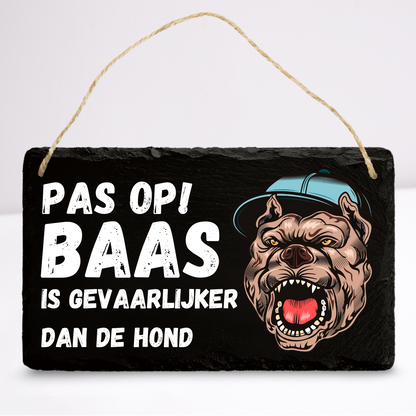 Pas op baas is gevaarlijker dan de hond | Leistenen wandbordje