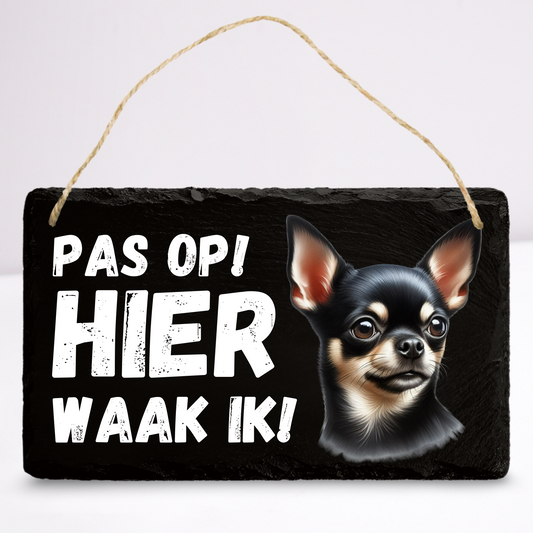 Pas op hier waak ik! Chihuahua (Zwart kortharig) | Leistenen wandbordje