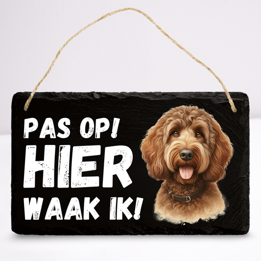 Pas op hier waak ik! Labradoodle (Bruin) | Leistenen wandbordje