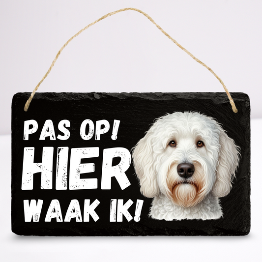 Pas op hier waak ik! Labradoodle (Wit) | Leistenen wandbordje