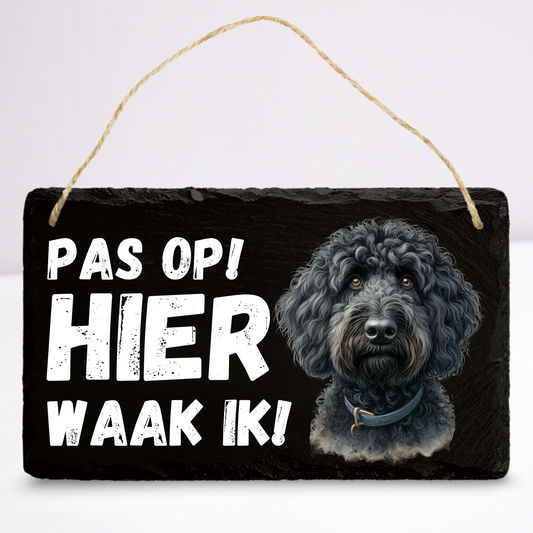 Pas op hier waak ik! Labradoodle (Zwart) | Leistenen wandbordje